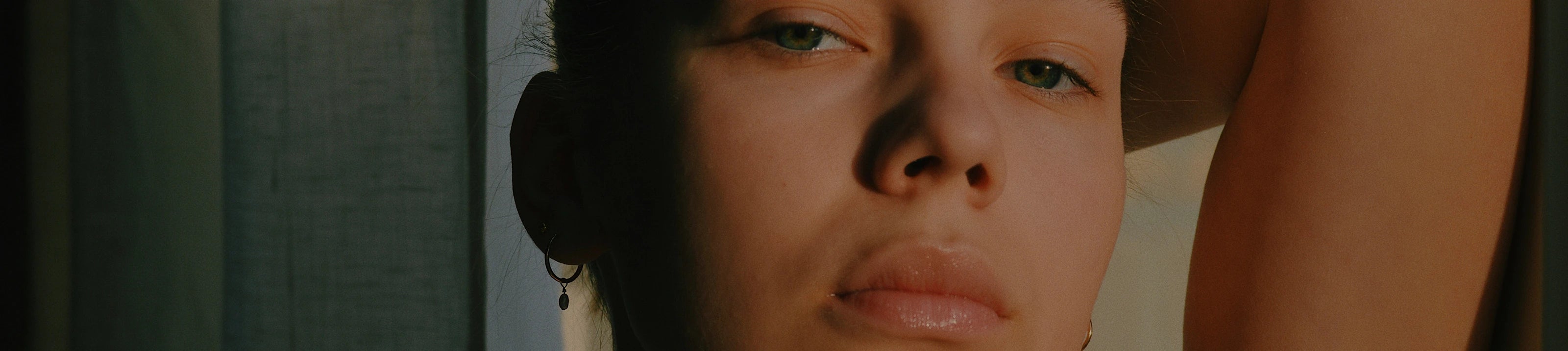 Vegan zelfbruiners voor het gezicht bieden een veilig en natuurlijk alternatief voor het krijgen van een zongebruinde teint.