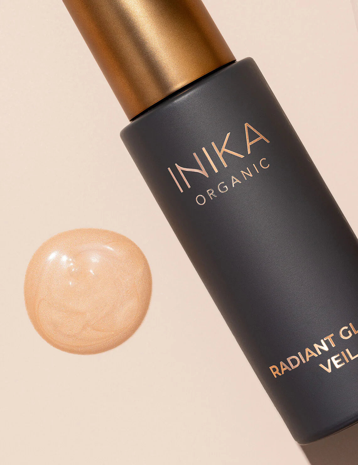 Geef je huid een natuurlijke glow met deze vegan vochtinbrengende crème, primer & highlighter in 1 van INIKA Organic. De multitasking lichtgewicht voedende 3-in-1 formule is voorzien van lichtreflecterende technologie om de huid een stralende finish te geven voor de perfecte basis. Radiant Glow Veil geeft je huid naast een mooie glow ook een zijdezachte finish, die je huid hydrateert en voedt.