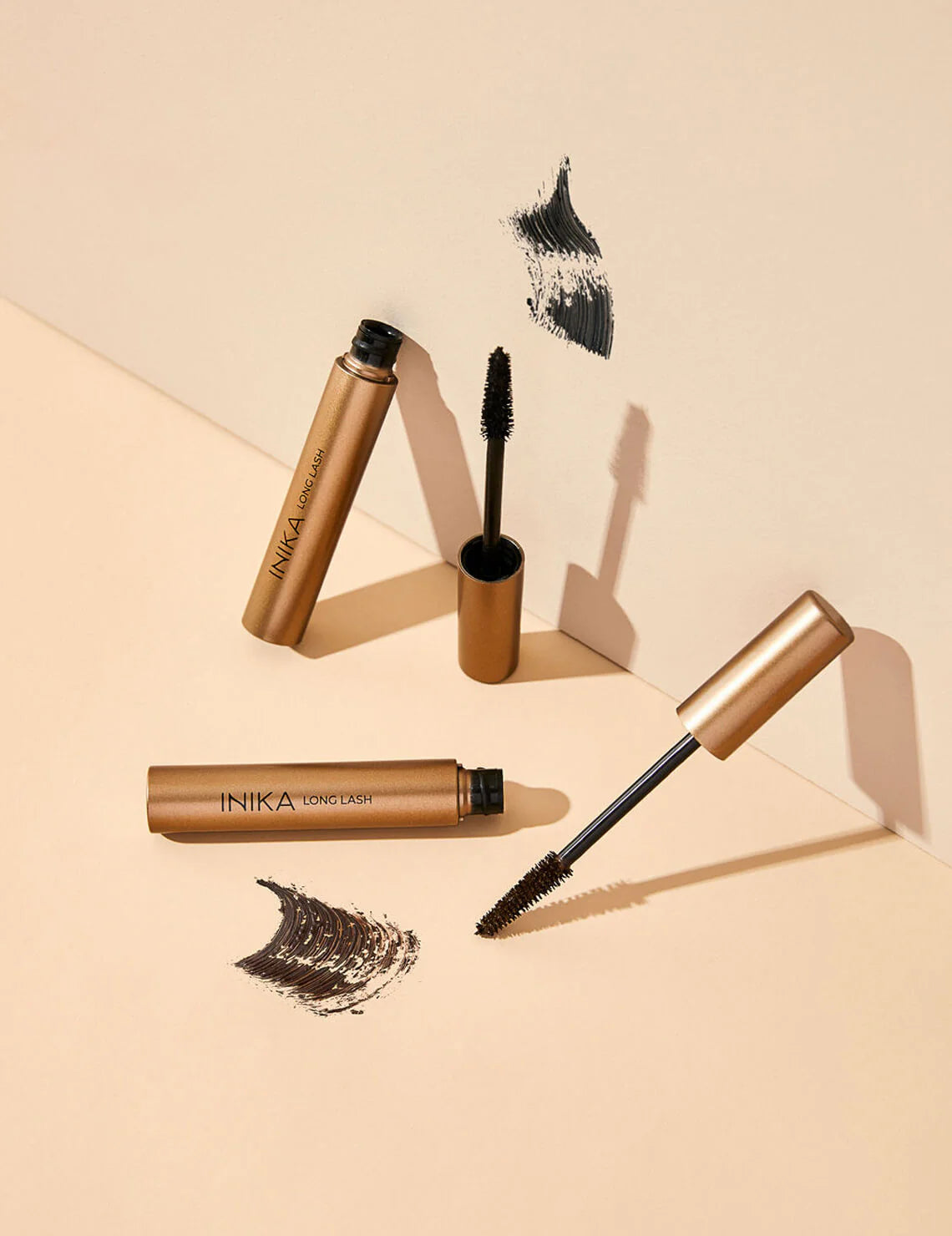 De awardwinnende INIKA Long Lash Vegan Mascara Black is een prachtige en luxueuze aanvulling op het INIKA assortiment. INIKA maakt gebruik van 100% plantaardige en natuurlijke ingrediënten om de lengte en het volume van de wimpers te verhogen. De volumineuze borstelkop zorgt ervoor dat de perfecte hoeveelheid mascara elke keer wordt aangebracht. Bij de 1e keer aanbrengen krijg je de lengte die je nodig heeft, bij de 2e keer aanbrengen krijg je het gewenste volume. Een nieuwe en revolutionaire formule!