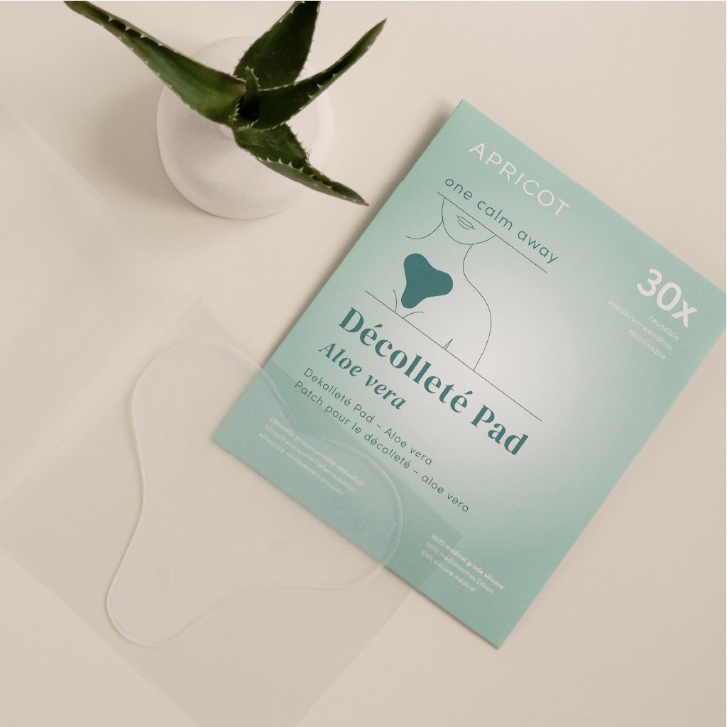 Ontdek de Décolleté Pad Aloë Vera – One Calm Away van APRICOT, een zachte maar effectieve huidverzorgings pad voor een gevoelige decolleté. Dit vegan en dierproefvrije anti-aging pad is vervaardigd van hoogwaardige medische siliconen, verrijkt met de hydraterende kracht van aloë vera. Perfect voor de droge of geïrriteerde huid, biedt deze pad een kalmerend en zichtbaar huidverbeterend effect na slechts één toepassing.