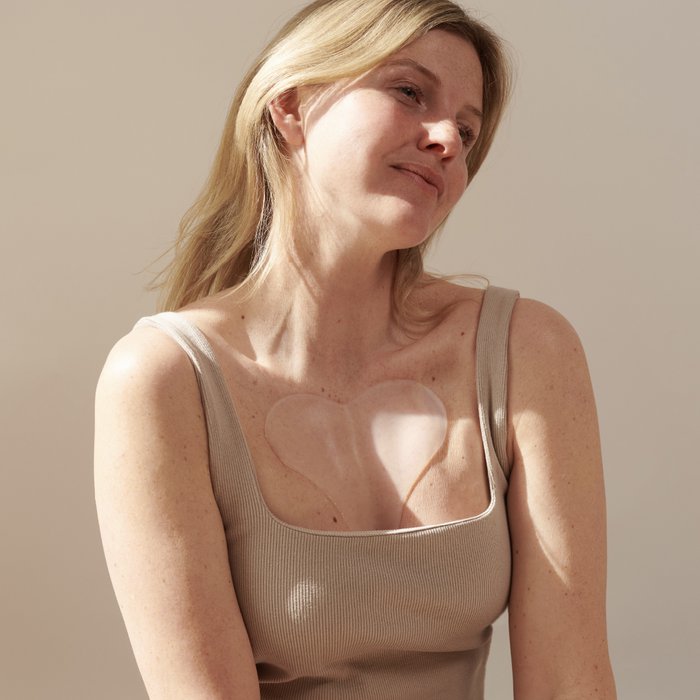 Ontdek de Décolleté Pad Aloë Vera – One Calm Away van APRICOT, een zachte maar effectieve huidverzorgings pad voor een gevoelige decolleté. Dit vegan en dierproefvrije anti-aging pad is vervaardigd van hoogwaardige medische siliconen, verrijkt met de hydraterende kracht van aloë vera. Perfect voor de droge of geïrriteerde huid, biedt deze pad een kalmerend en zichtbaar huidverbeterend effect na slechts één toepassing.