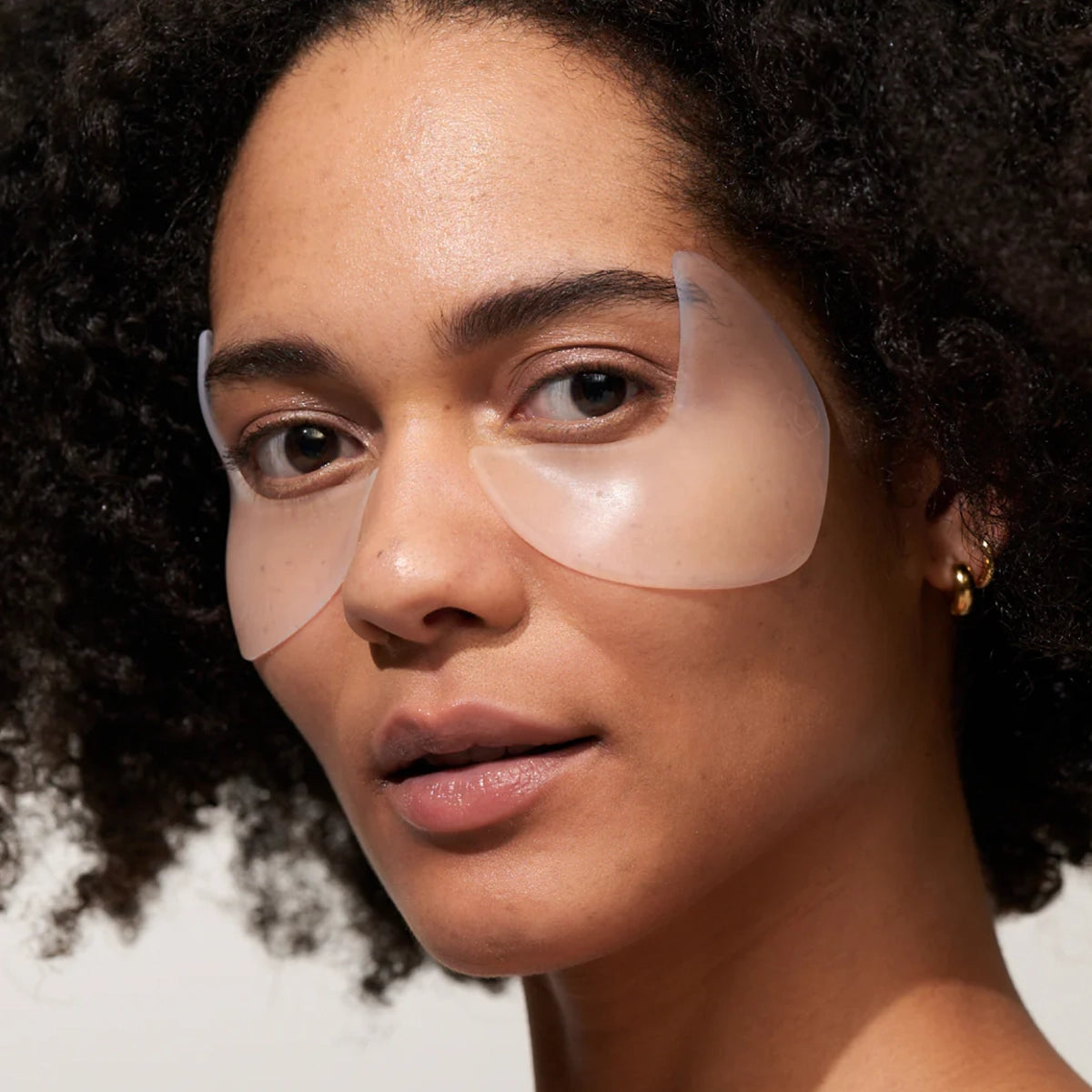 Een blik zegt meer dan 1.000 woorden en een ontspannen oogcontour nog meer. Onze herbruikbare vegan pads van pure medische siliconen zijn verrijkt met bijzonder effectief hyaluron. Maak ze af en toe schoon en behandel ze goed. Je krijgt tot 30 behandelingen uit één pad. Hoe vaker je ze gebruikt, hoe gladder en stralender je huid zal zijn. Het is klinisch bewezen. Minimale ingrediënten. Maximaal effect.