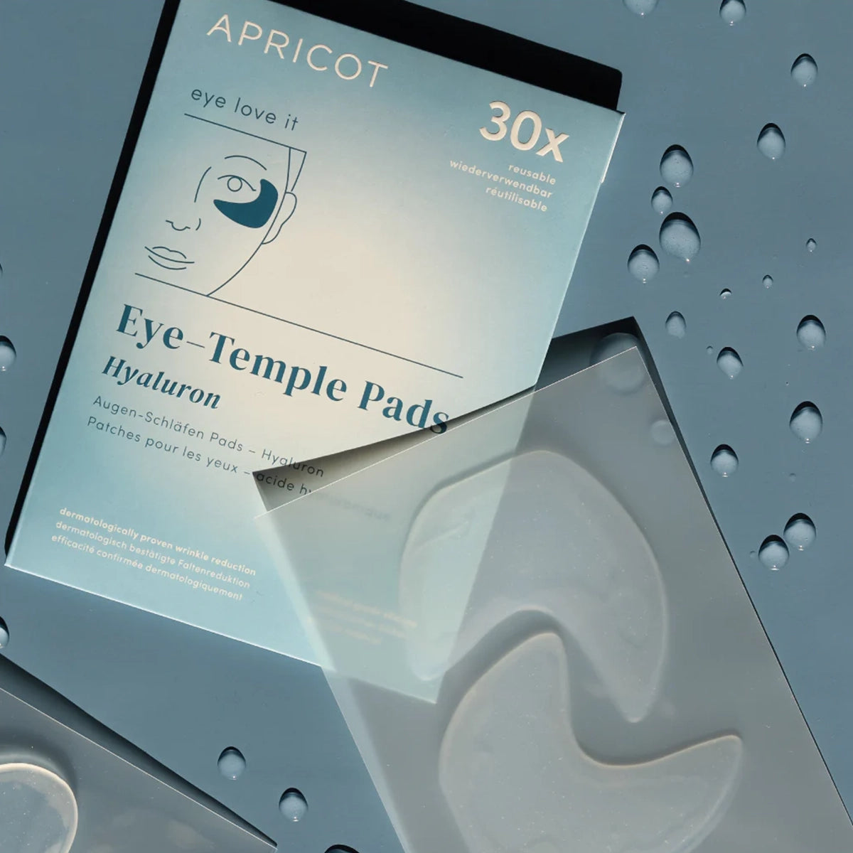 Een blik zegt meer dan 1.000 woorden en een ontspannen oogcontour nog meer. Onze herbruikbare vegan pads van pure medische siliconen zijn verrijkt met bijzonder effectief hyaluron. Maak ze af en toe schoon en behandel ze goed. Je krijgt tot 30 behandelingen uit één pad. Hoe vaker je ze gebruikt, hoe gladder en stralender je huid zal zijn. Het is klinisch bewezen. Minimale ingrediënten. Maximaal effect.