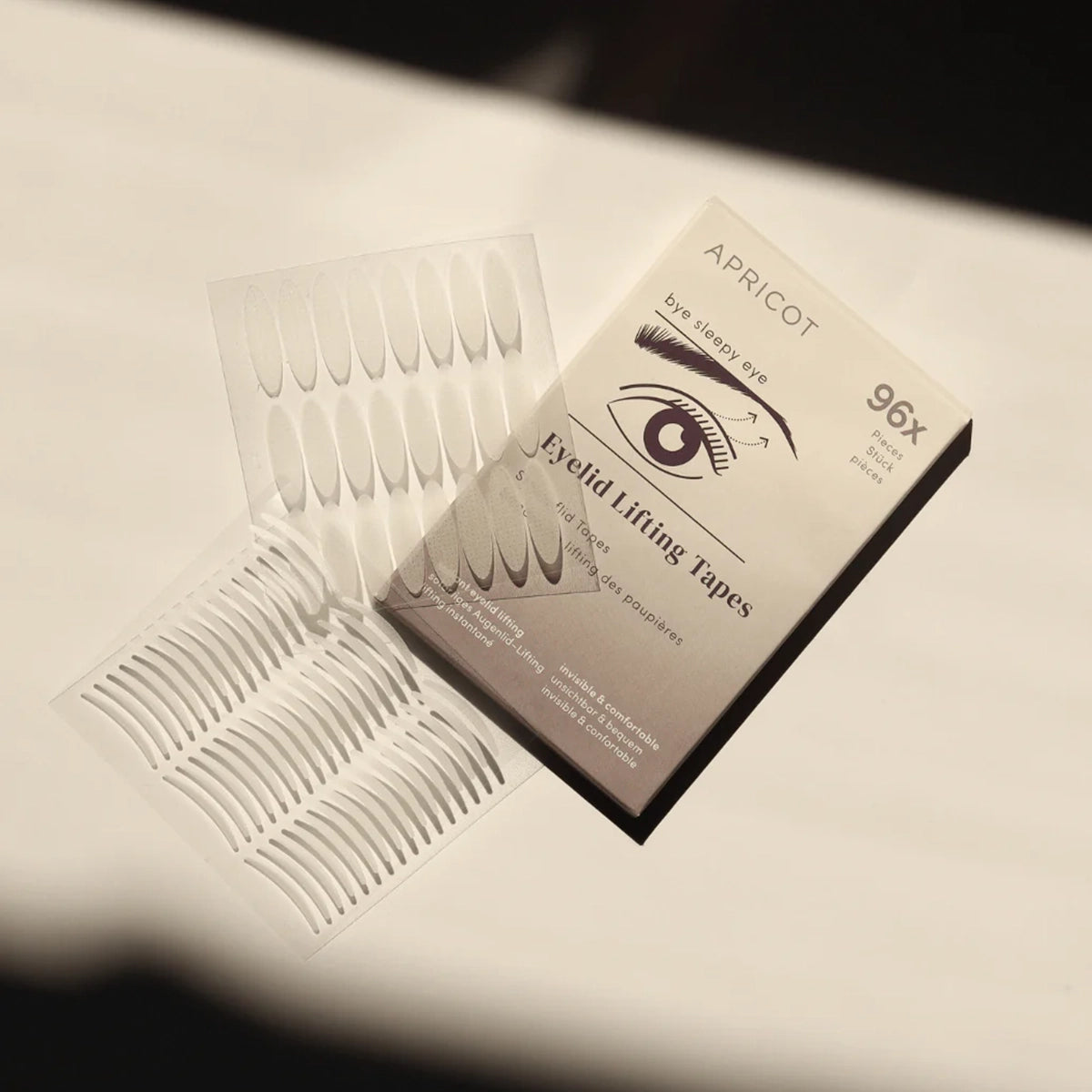 Dit gaat je ogen openen. In een oogwenk zullen deze vegan tapes je hangende oogleden liften. Geen chirurgische ingreep, totaal onzichtbaar en zo gemakkelijk in gebruik - zo krijg je weer een frisse en stralende look.