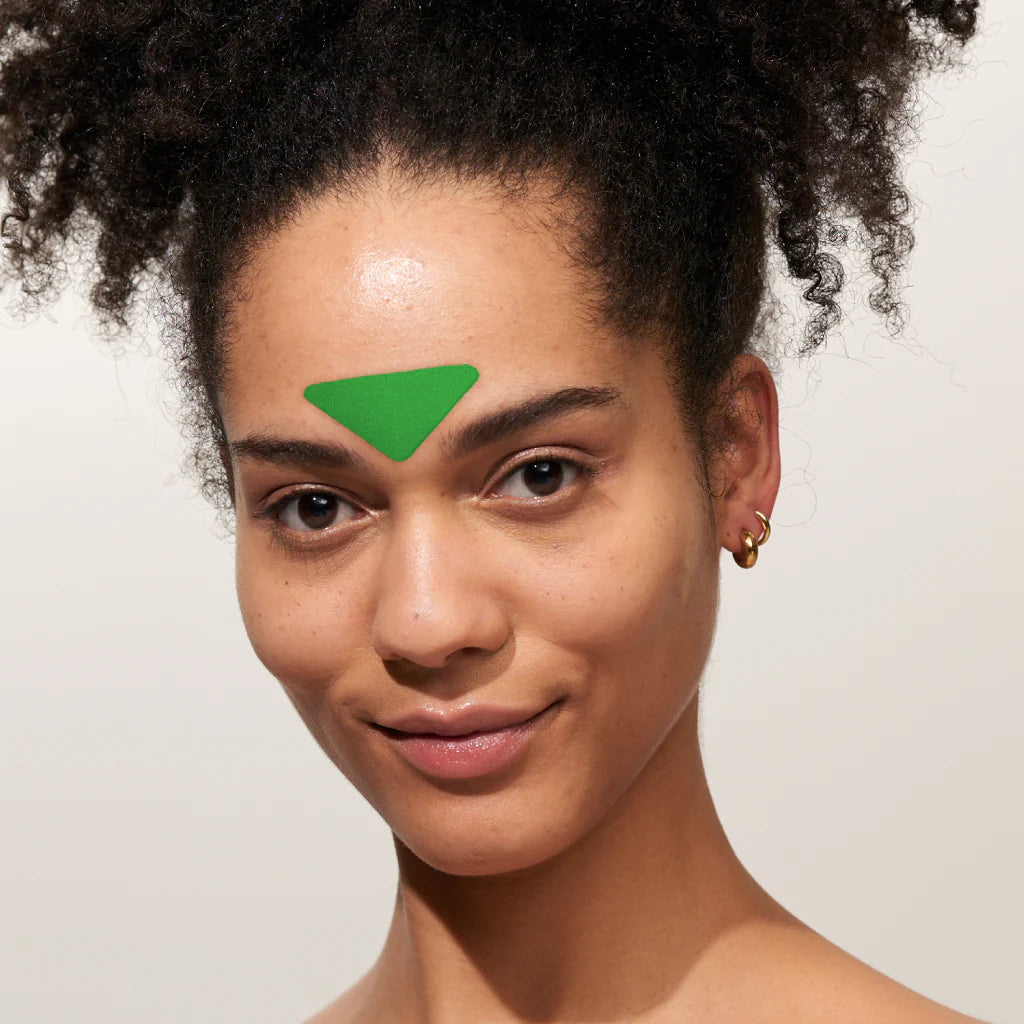 Ontspan je fronslijnen en verwen je huid: De zachte patches van Apricot, gemaakt van hoogwaardig katoen en verrijkt met verzorgende Aloe Vera, zijn perfect voor mensen met een droge huid. Dermatologische tests laten zien dat rimpels al na de eerste keer gebruik zichtbaar verminderen. Geheel vegan, duurzaam en dierproefvrij.