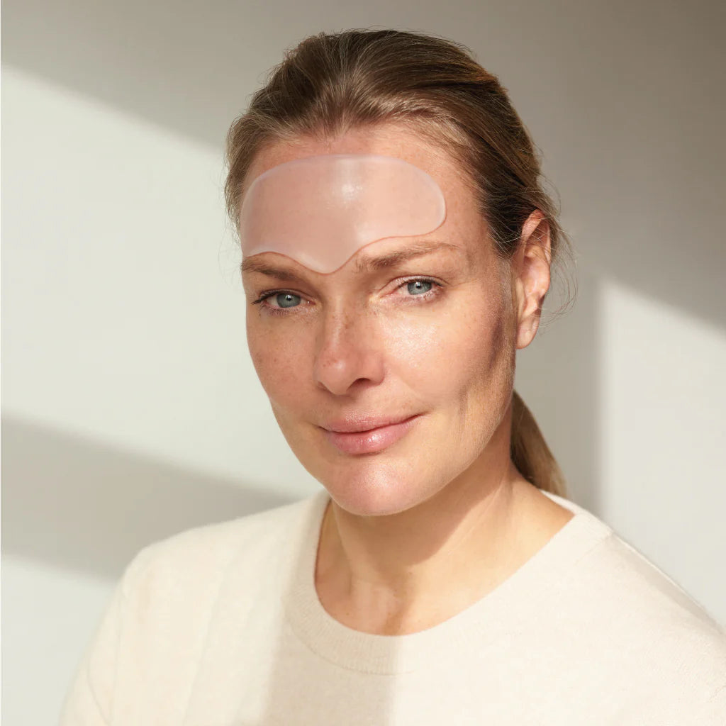 APRICOT Forehead Pad met effectief Aloë Veraa, een anti-verouderingspad dat is gemaakt van pure medische siliconen. No botox needed! Gebruik de pad elke nacht voor het beste resultaat. Je kan de silicone pad gemakkelijk reinigen en tot wel 30 keer hergebruiken.