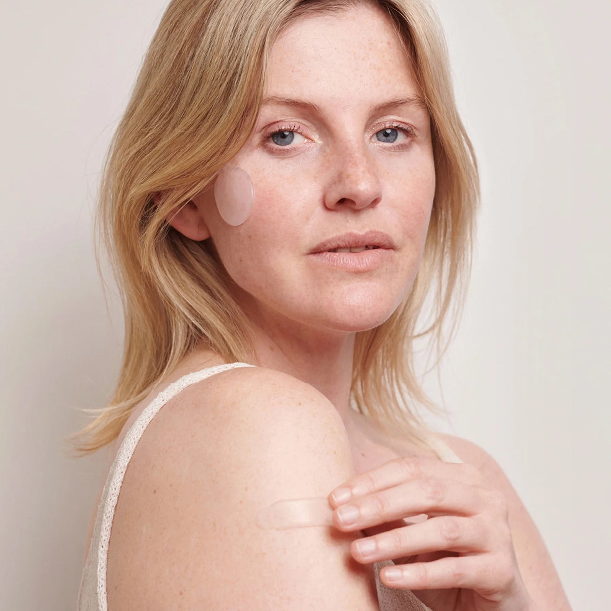 Littekens vertellen verhalen over je leven. Maar misschien vind je het niet nodig om ze aan iedereen te laten zien. De Apricot Beauty vegan littekenpads zijn gemaakt van puur siliconen van medische kwaliteit, verrijkt met hoogwaardige aloë vera. Was ze zo nu en dan en behandel ze goed. Je krijgt maximaal 30 behandelingen uit één pad. Hoe vaker je ze gebruikt, hoe gladder, zachter en minder zichtbaar je litteken zal worden. Het is klinisch bewezen. Minimale ingrediënten. Maximaal effect.