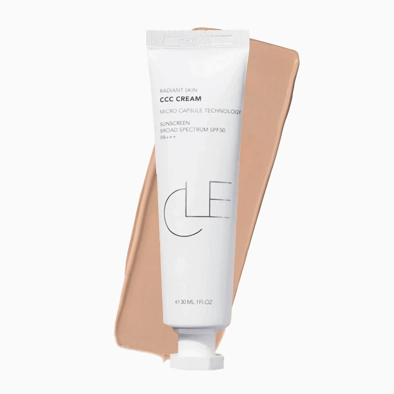 Laat je huid stralen met de CCC Cream van CLE Cosmetics! Deze lichte alles-in-een primer en foundation bevat een indrukwekkende SPF50 PA+++, en het beste van alles: het is volledig vegan en dierproefvrij! #kleur_Golden Medium - SPF50