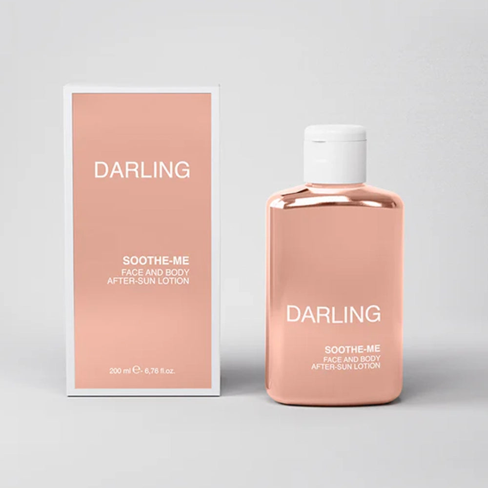 De Darling Soothe Me is een luxe, luchtige after-sun lotion die speciaal ontwikkeld is om de huid na zonblootstelling intens te kalmeren, hydrateren en herstellen. Deze verzorgende formule zit boordevol ceramiden, sheaboter, aloë vera, vitamine E en een krachtige mix van botanische extracten en oliën, die samen werken om de huid te voeden en te beschermen.
