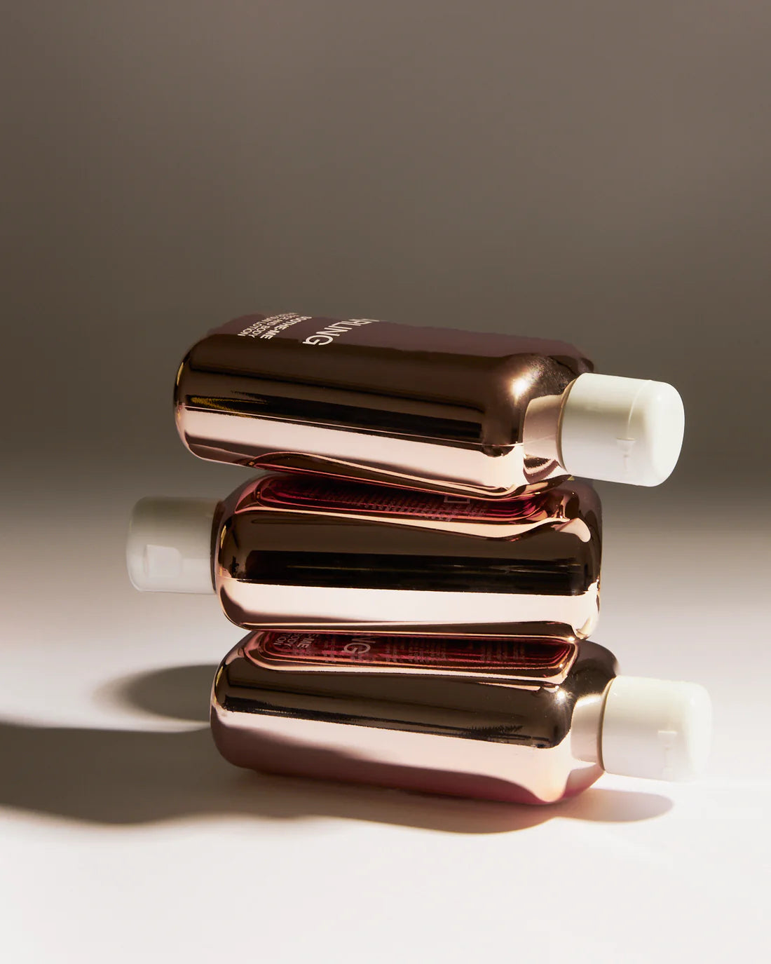 De Darling Soothe Me is een luxe, luchtige after-sun lotion die speciaal ontwikkeld is om de huid na zonblootstelling intens te kalmeren, hydrateren en herstellen. Deze verzorgende formule zit boordevol ceramiden, sheaboter, aloë vera, vitamine E en een krachtige mix van botanische extracten en oliën, die samen werken om de huid te voeden en te beschermen.