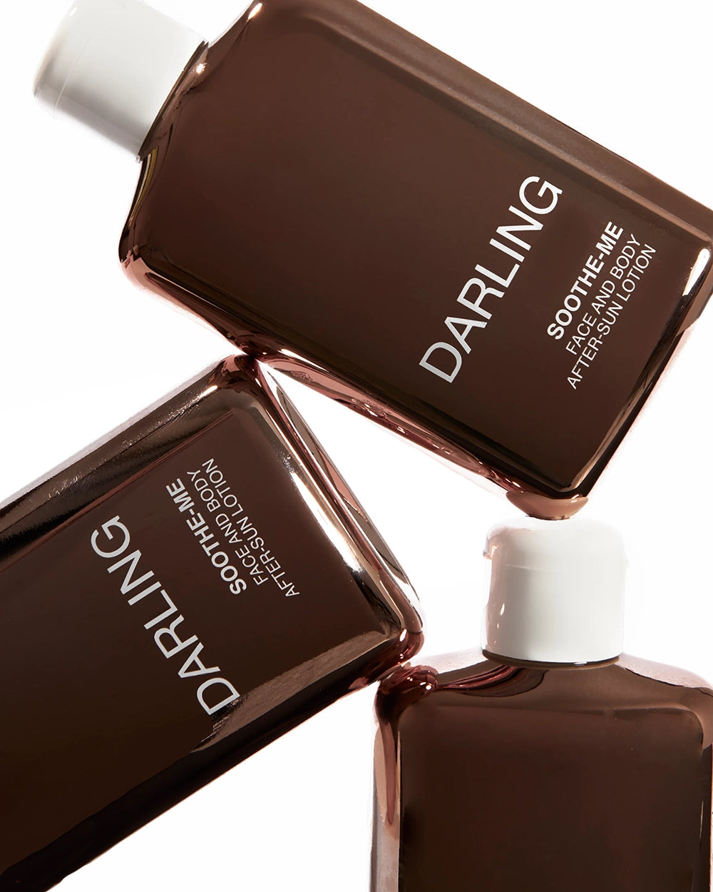 De Darling Soothe Me is een luxe, luchtige after-sun lotion die speciaal ontwikkeld is om de huid na zonblootstelling intens te kalmeren, hydrateren en herstellen. Deze verzorgende formule zit boordevol ceramiden, sheaboter, aloë vera, vitamine E en een krachtige mix van botanische extracten en oliën, die samen werken om de huid te voeden en te beschermen.