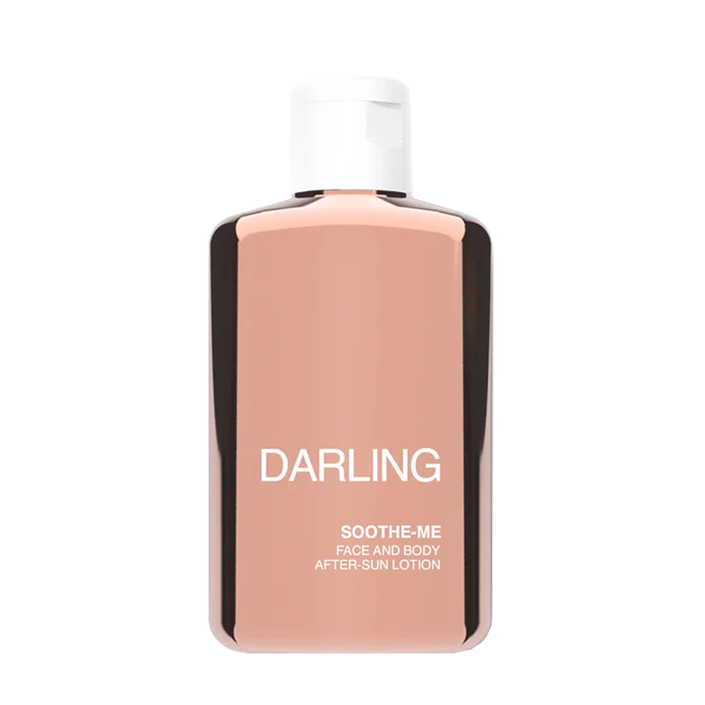 De Darling Soothe Me is een luxe, luchtige after-sun lotion die speciaal ontwikkeld is om de huid na zonblootstelling intens te kalmeren, hydrateren en herstellen. Deze verzorgende formule zit boordevol ceramiden, sheaboter, aloë vera, vitamine E en een krachtige mix van botanische extracten en oliën, die samen werken om de huid te voeden en te beschermen.
