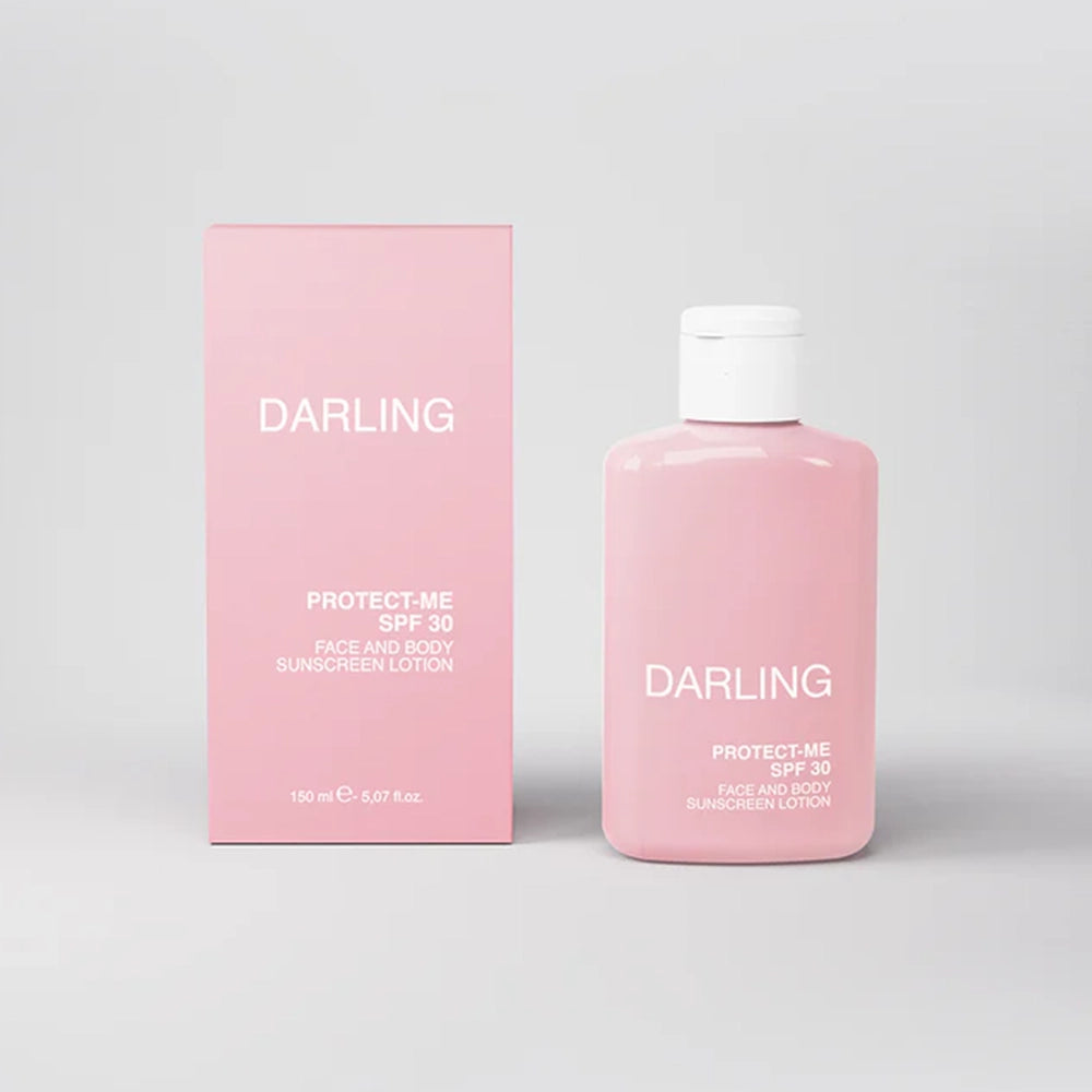 De Darling Protect Me SPF30 is een luxe, lichtgewicht vegan zonnecrème voor gezicht en hals, die niet alleen een hoge SPF30 UVA- en UVB-bescherming biedt, maar ook rijk is aan huidverzorgende ingrediënten zoals vitamine E, abrikozenpitolie, allantoïne, jojoba-olie en paardenstaart-extract.