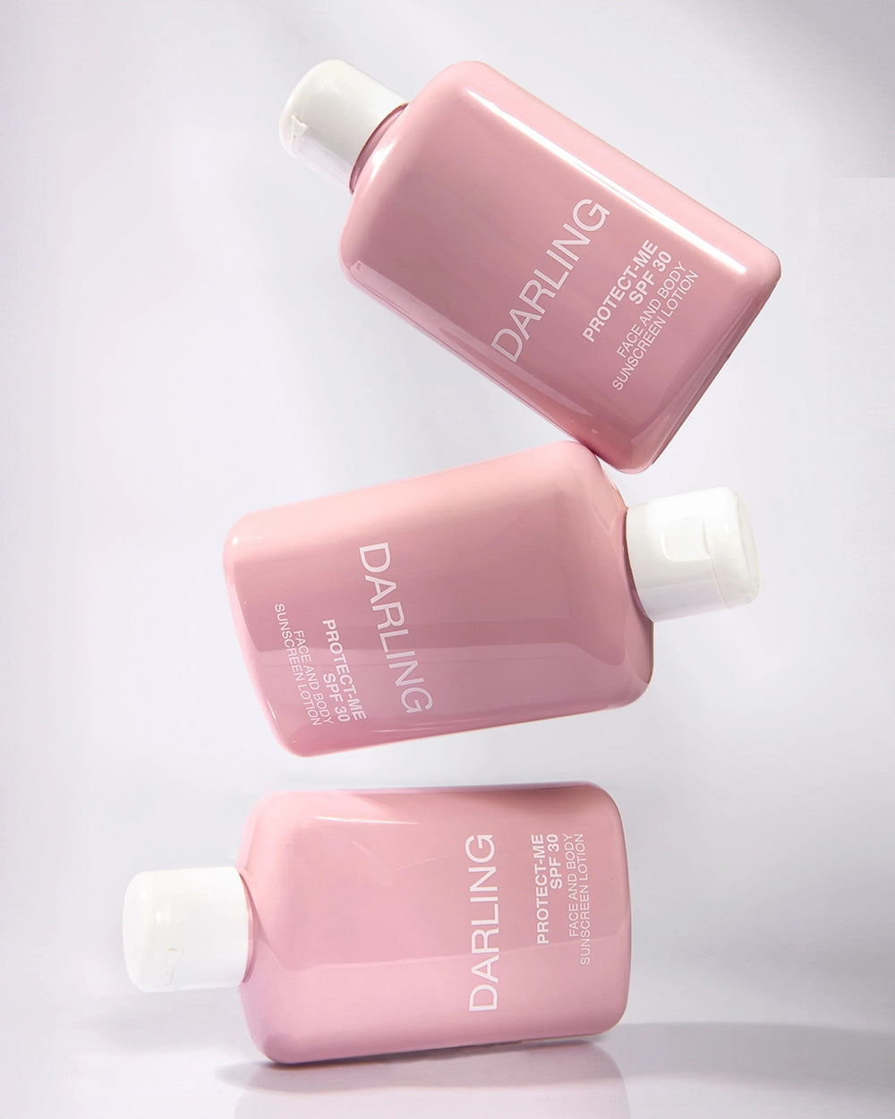 De Darling Protect Me SPF30 is een luxe, lichtgewicht vegan zonnecrème voor gezicht en hals, die niet alleen een hoge SPF30 UVA- en UVB-bescherming biedt, maar ook rijk is aan huidverzorgende ingrediënten zoals vitamine E, abrikozenpitolie, allantoïne, jojoba-olie en paardenstaart-extract.