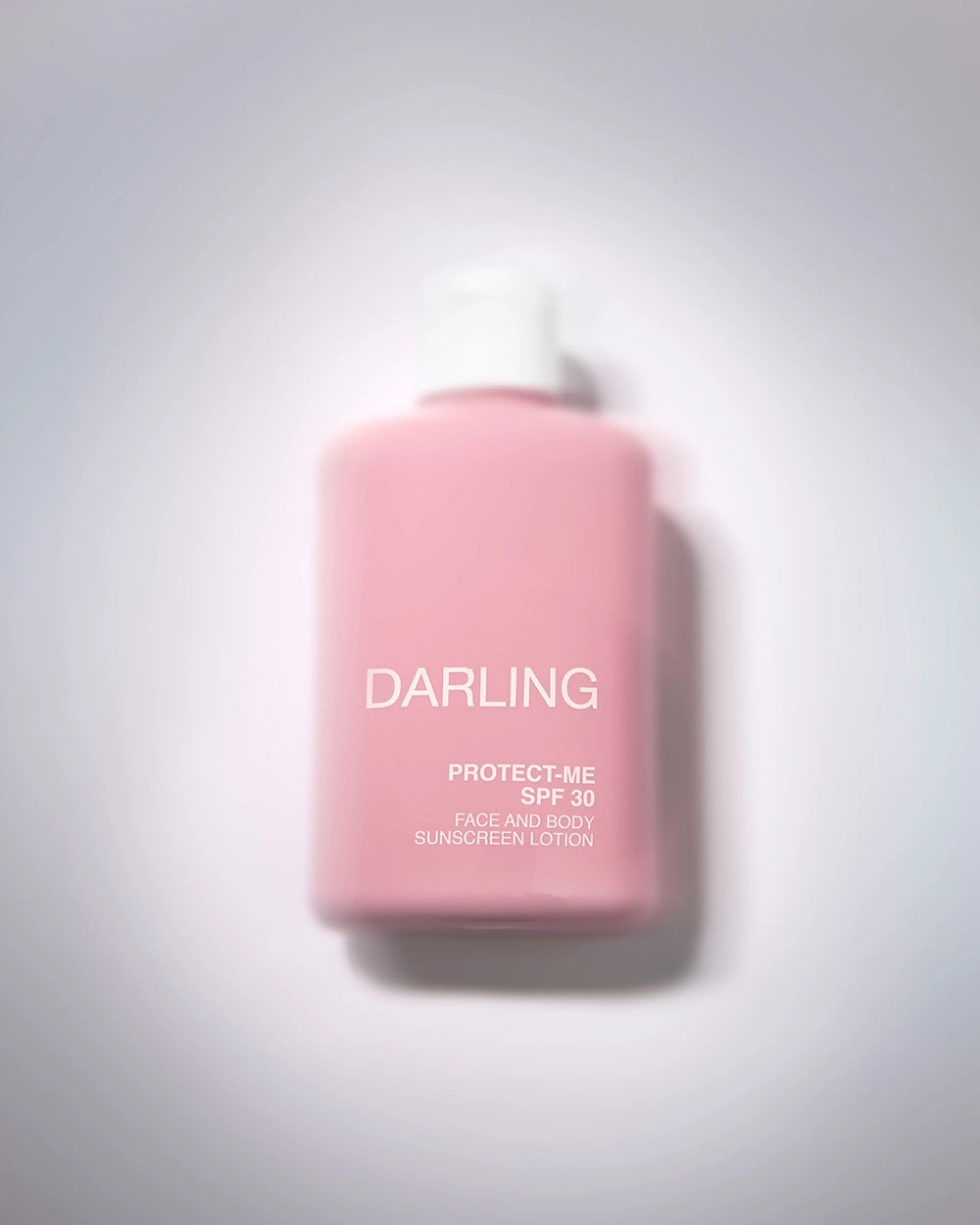 De Darling Protect Me SPF30 is een luxe, lichtgewicht vegan zonnecrème voor gezicht en hals, die niet alleen een hoge SPF30 UVA- en UVB-bescherming biedt, maar ook rijk is aan huidverzorgende ingrediënten zoals vitamine E, abrikozenpitolie, allantoïne, jojoba-olie en paardenstaart-extract.