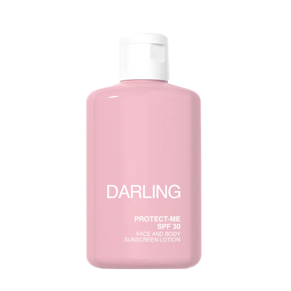 De Darling Protect Me SPF30 is een luxe, lichtgewicht vegan zonnecrème voor gezicht en hals, die niet alleen een hoge SPF30 UVA- en UVB-bescherming biedt, maar ook rijk is aan huidverzorgende ingrediënten zoals vitamine E, abrikozenpitolie, allantoïne, jojoba-olie en paardenstaart-extract.