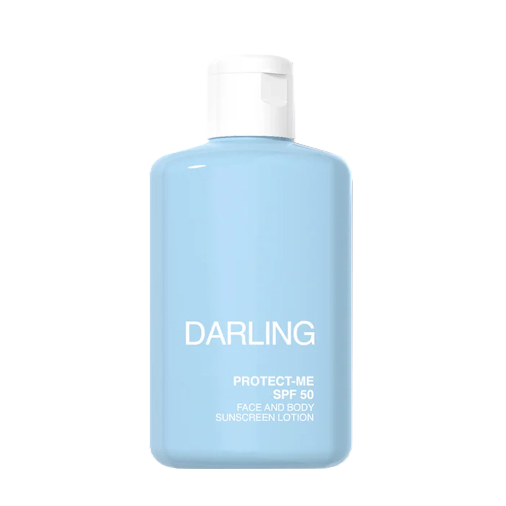 De Darling Protect Me SPF50 is een luxe, lichtgewicht vegan zonnecrème voor gezicht en hals, die niet alleen een hoge SPF50 UVA- en UVB-bescherming biedt, maar ook rijk is aan huidverzorgende ingrediënten zoals vitamine E, abrikozenpitolie, allantoïne, jojoba-olie en paardenstaart-extract.