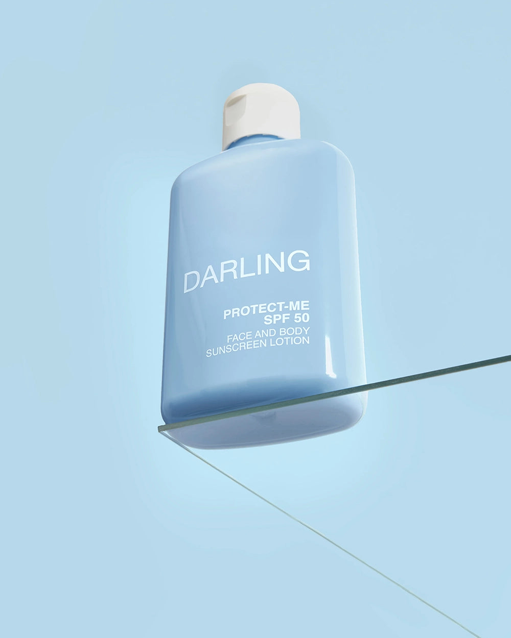De Darling Protect Me SPF50 is een luxe, lichtgewicht vegan zonnecrème voor gezicht en hals, die niet alleen een hoge SPF50 UVA- en UVB-bescherming biedt, maar ook rijk is aan huidverzorgende ingrediënten zoals vitamine E, abrikozenpitolie, allantoïne, jojoba-olie en paardenstaart-extract.