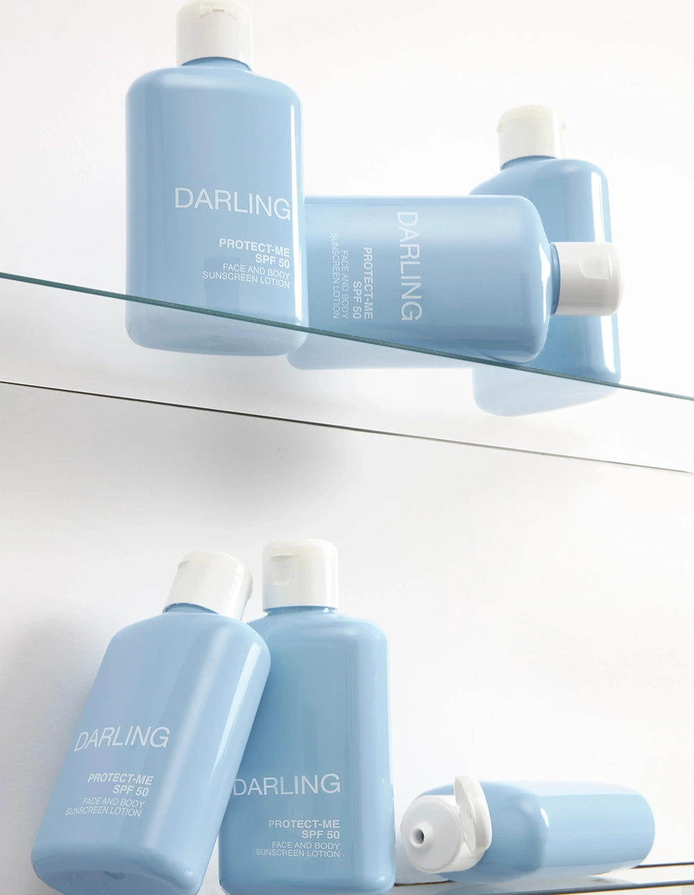 De Darling Protect Me SPF50 is een luxe, lichtgewicht vegan zonnecrème voor gezicht en hals, die niet alleen een hoge SPF50 UVA- en UVB-bescherming biedt, maar ook rijk is aan huidverzorgende ingrediënten zoals vitamine E, abrikozenpitolie, allantoïne, jojoba-olie en paardenstaart-extract.