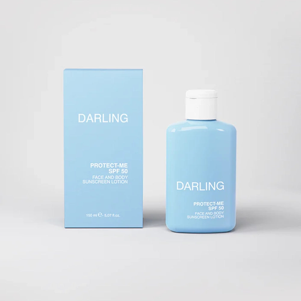 De Darling Protect Me SPF50 is een luxe, lichtgewicht vegan zonnecrème voor gezicht en hals, die niet alleen een hoge SPF50 UVA- en UVB-bescherming biedt, maar ook rijk is aan huidverzorgende ingrediënten zoals vitamine E, abrikozenpitolie, allantoïne, jojoba-olie en paardenstaart-extract.