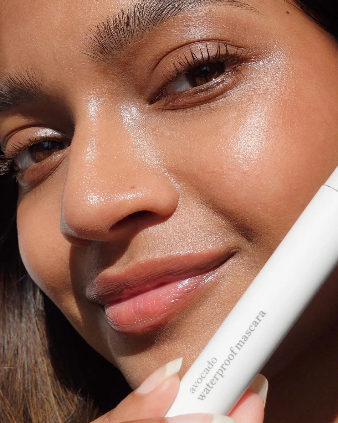 De Avocado Waterproof Mascara van Ere Perez is een mascara de zorgt voor lange, volle wimpers met een natuurlijke bruine kleur. De formule is volledig waterproof en long-lasting. De Avocado olie in de mascara versterkt de wimpers en stimuleert de groei. Daarnaast maakt dit de mascara heel geschikt voor gevoelige ogen.
Avocado's staan bekend om hun goede en gezonde vetten, maar avocado's en de olie ervan bevatten ook veel verschillende vitaminen. Zoals vitamine A, B, C, D, E & K.