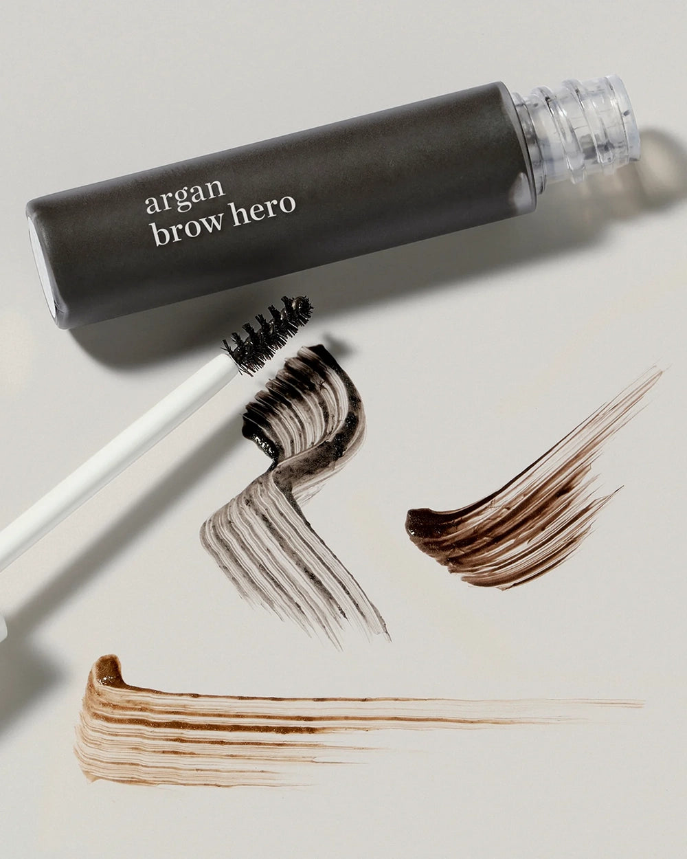 De Argan Brow Hero van Ere Perez is een vegan en dierproefvrij Tinted Brow Gel in 3 verschillende kleuren. De vegan Brow Gel houdt je wenkbrauwen in model, geeft ze kleur en bevat daarnaast kleine vezels om je wenkbrauwen meer volume te geven.