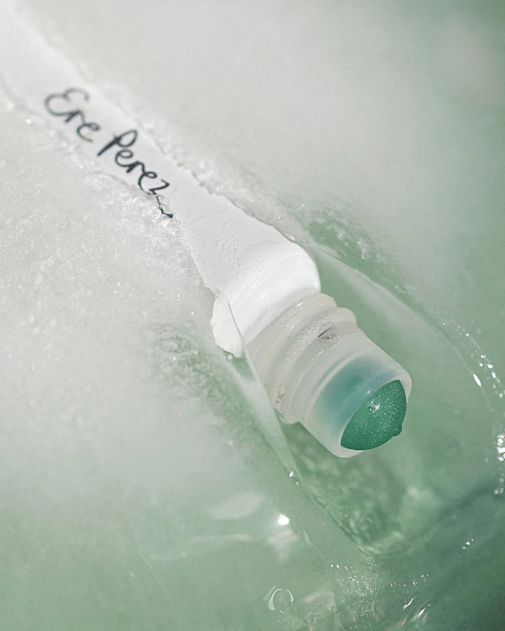 Grape Water Eye Serum van Ere Perez is een verfrissend vegan en dierproefvrij oogserum dat speciaal is ontwikkeld om vermoeide ogen zichtbaar op te helderen en tekenen van vermoeidheid te verminderen. De lichte, snel absorberende formule helpt wallen te verminderen, fijne lijntjes te verzachten en laat de huid rondom de ogen er frisser en uitgeruster uitzien.