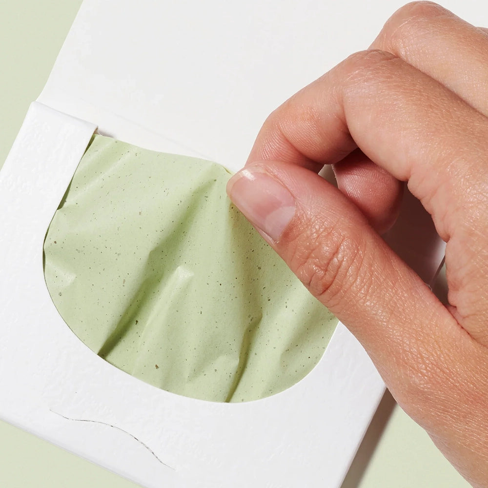 Deze ultradunne oil control blotting papers zijn gemaakt van zacht, milieuvriendelijk henneppulp papier dat overtollig talg opneemt zonder poederachtig residu of een zwaar laagje achter te laten. Perfect voor een snelle touch-up onderweg of wanneer je huid een frisse matte finish nodig heeft.