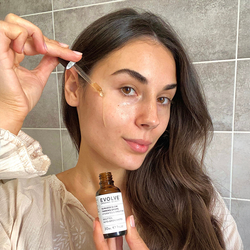Evolve Organic Beauty Sunless Glow Tanning Drops, natuurlijke zelfbruiningsdruppels voor een egale, zongebruinde glow zonder oranje ondertoon.