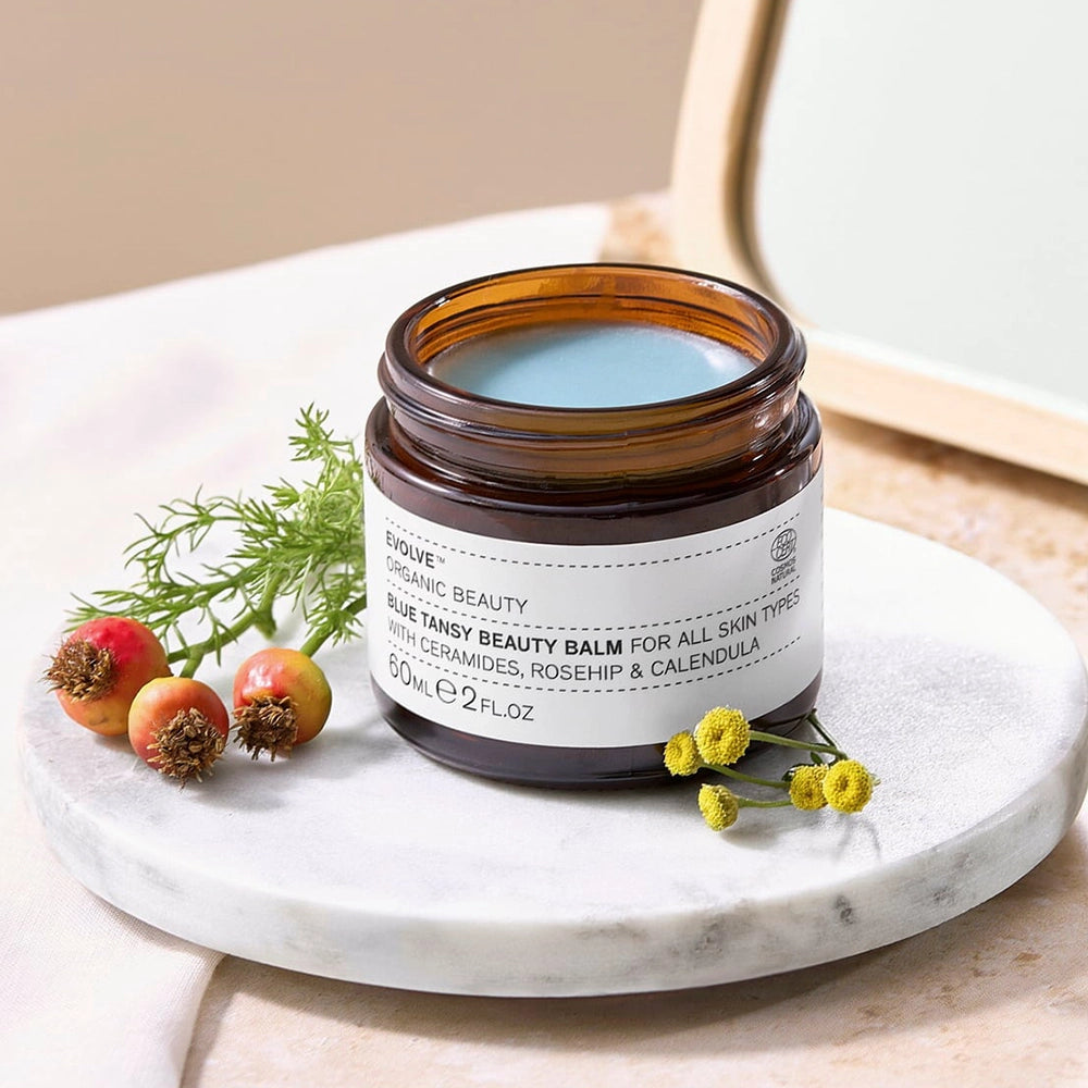 Natuurlijke kalmte in een potje! Voor de gevoelige, gestreste of droge huid
De Blue Tansy Beauty Balm van Evolve Organic Beauty is een luxe, 100% natuurlijke balsem met een rustgevende geur en een krachtige kalmerende werking. Deze multifunctionele balm verandert bij contact met de huid in een zijdezachte olie die diep voedt, beschermt en herstelt.