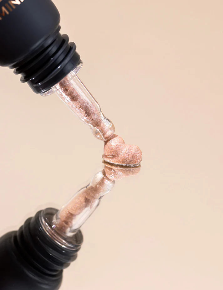 Deze veelzijdige vloeibare highlighter crème is volledig vegan en dierproefvrij, en samengesteld met natuurlijke pigmenten die een prachtige glans bieden. Daarnaast bevat het botanische extracten die je huid voeden en verzachten.