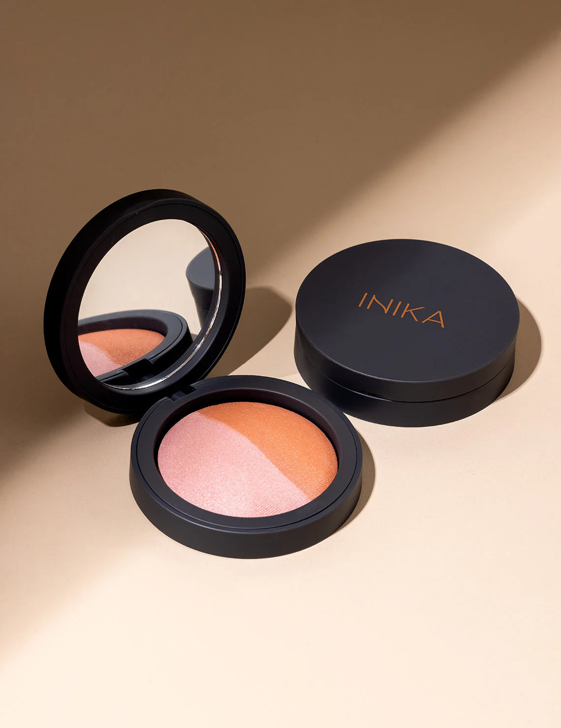 INIKA Baked Mineral Blush Duo is een natuurlijk, mineraal blush duo in frisse, inspirerende tinten die past bij de rest van de INIKA Organic Baked Collection. Verkrijgbaar in twee prachtige tinten; Pick Tickle voor een lichte tot medium huidtinten en Burnt Peach voor medium tot donkere huidtinten.
