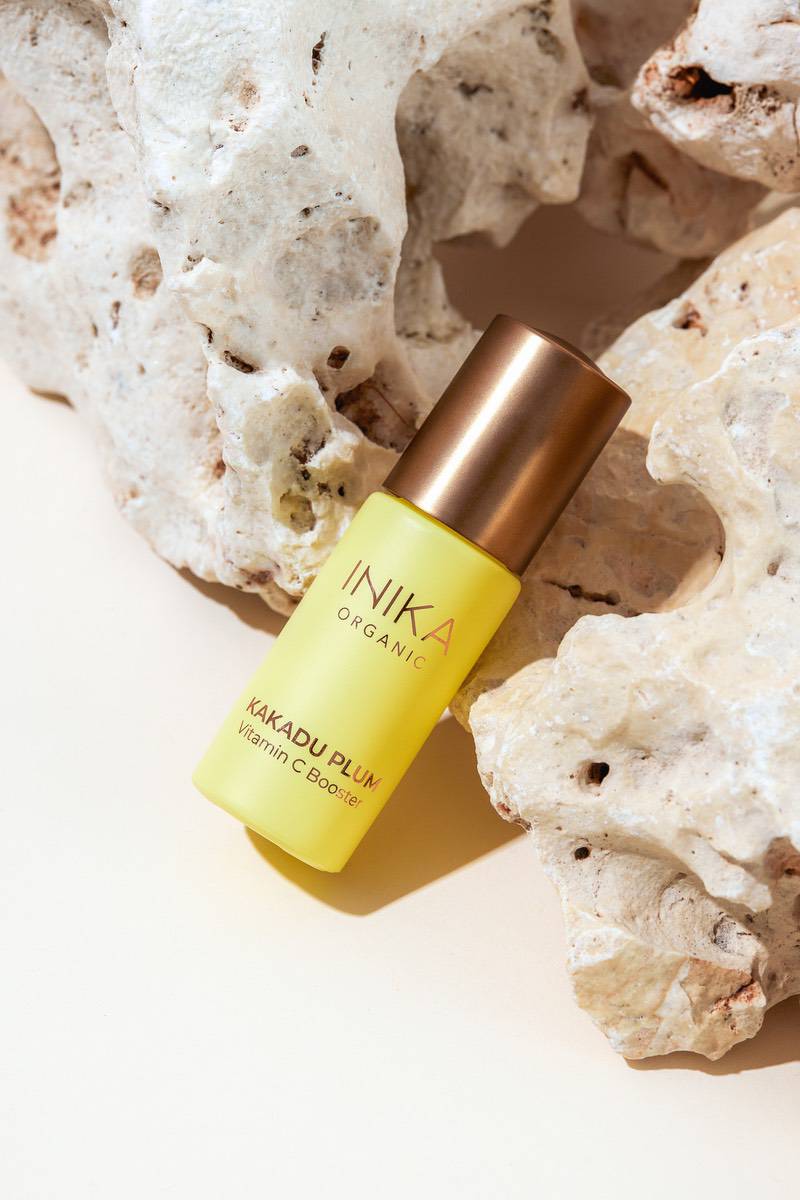 Deze olievrije INIKA Kakadu Plum Vitamin C Booster is verrijkt met een indrukwekkend 25% extract van de Kakadu-pruim, een natuurlijk ingrediënt dat al eeuwenlang wordt gebruikt in de huidverzorgingstradities van de inheemse bevolking van Australië. Wat dit product extra bijzonder maakt, is dat het geheel veganistisch is en dierproefvrij.