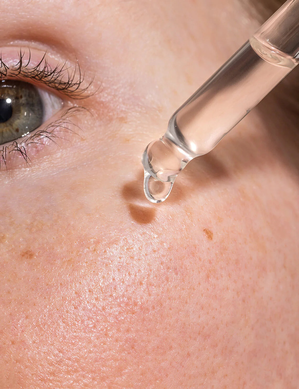 Deze olievrije INIKA Kakadu Plum Vitamin C Booster is verrijkt met een indrukwekkend 25% extract van de Kakadu-pruim, een natuurlijk ingrediënt dat al eeuwenlang wordt gebruikt in de huidverzorgingstradities van de inheemse bevolking van Australië. Wat dit product extra bijzonder maakt, is dat het geheel veganistisch is en dierproefvrij.