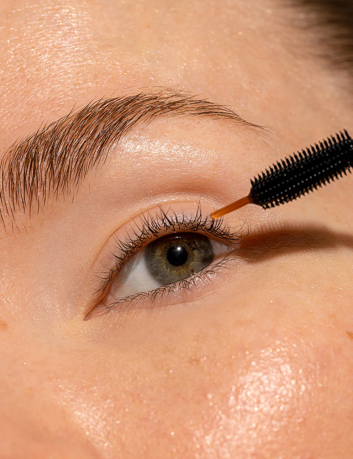 De vegan INIKA Organic Lash & Brow Serum verlengt en verdikt de wimpers en wenkbrauwen dankzij een mix van haarversterkende en groeibevorderende plantaardige ingrediënten, waaronder zwarte ricinusolie, marula zaadolie en pompoenpittenolie. De applicator met twee uiteinden zorgt voor een nauwkeurige applicatie op maat van de wenkbrauwen en wimpers.