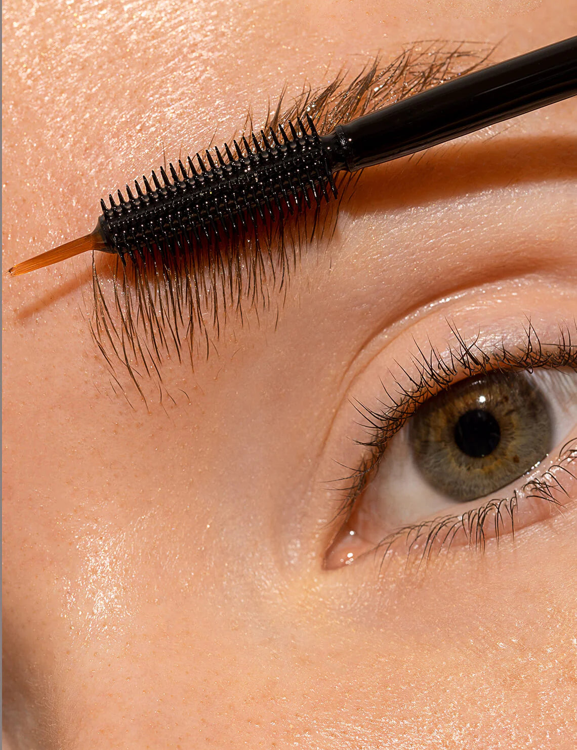 De vegan INIKA Organic Lash & Brow Serum verlengt en verdikt de wimpers en wenkbrauwen dankzij een mix van haarversterkende en groeibevorderende plantaardige ingrediënten, waaronder zwarte ricinusolie, marula zaadolie en pompoenpittenolie. De applicator met twee uiteinden zorgt voor een nauwkeurige applicatie op maat van de wenkbrauwen en wimpers.