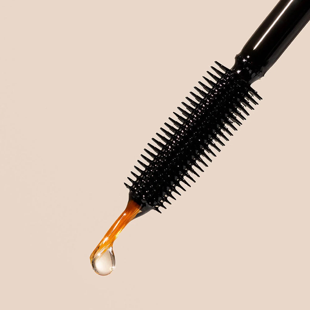 De vegan INIKA Organic Lash & Brow Serum verlengt en verdikt de wimpers en wenkbrauwen dankzij een mix van haarversterkende en groeibevorderende plantaardige ingrediënten, waaronder zwarte ricinusolie, marula zaadolie en pompoenpittenolie. De applicator met twee uiteinden zorgt voor een nauwkeurige applicatie op maat van de wenkbrauwen en wimpers.