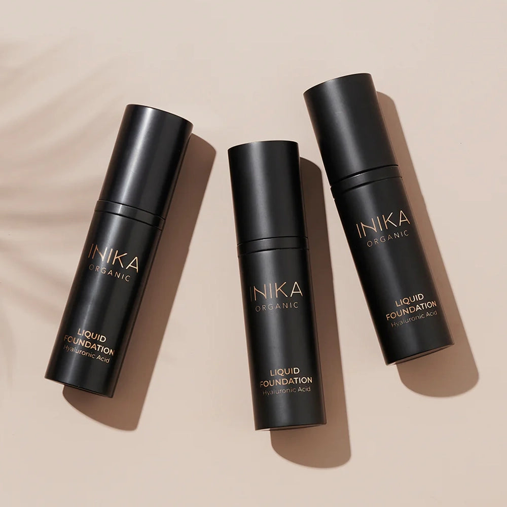 Deze prachtige vegan Liquid Foundation met Hyralonzuur in de kleur Tan van INIKA Organic Make-up is biologisch gecertificeerd en zit boordevol organische antioxidanten, vitamines en mineralen. Het vervaagt de lijn tussen foundation en moisturizer door de huid te hydrateren en te voeden en zorgt voor een perfecte en stralende finish die de hele dag aanhoudt. Deze awardwinnende formule is hierdoor dus ook een vloeibare foundation en verzorgende dagcrème in één, wie wil dat nou niet!