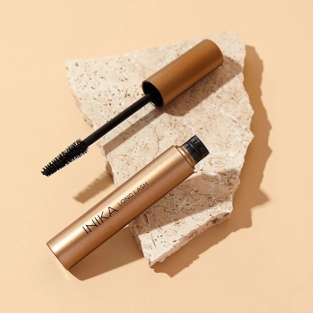De awardwinnende INIKA Long Lash Vegan Mascara Black is een prachtige en luxueuze aanvulling op het INIKA assortiment. INIKA maakt gebruik van 100% plantaardige en natuurlijke ingrediënten om de lengte en het volume van de wimpers te verhogen. De volumineuze borstelkop zorgt ervoor dat de perfecte hoeveelheid mascara elke keer wordt aangebracht. Bij de 1e keer aanbrengen krijg je de lengte die je nodig heeft, bij de 2e keer aanbrengen krijg je het gewenste volume. Een nieuwe en revolutionaire formule!
