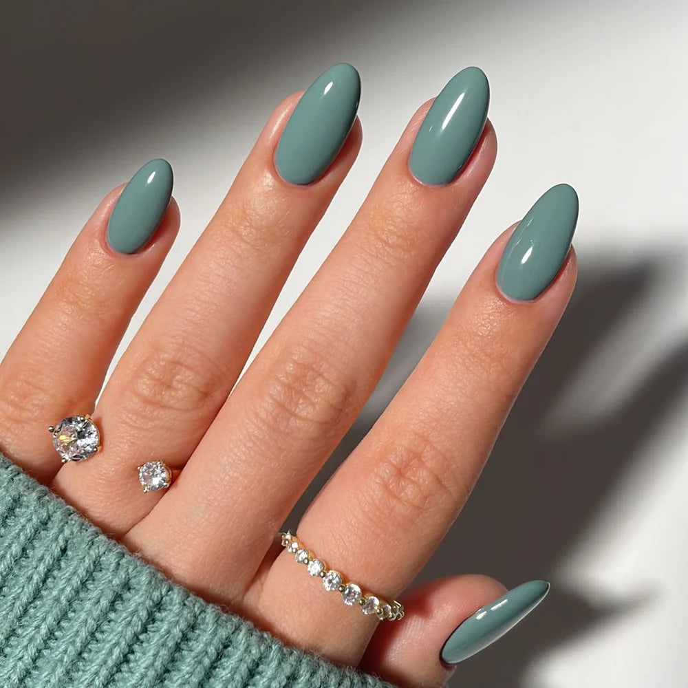 Breng een paar laagjes van deze prachtige saliegroene tint; Fern aan van London Grace en geniet van een intens gepigmenteerde kleur met een salonwaardige finish.