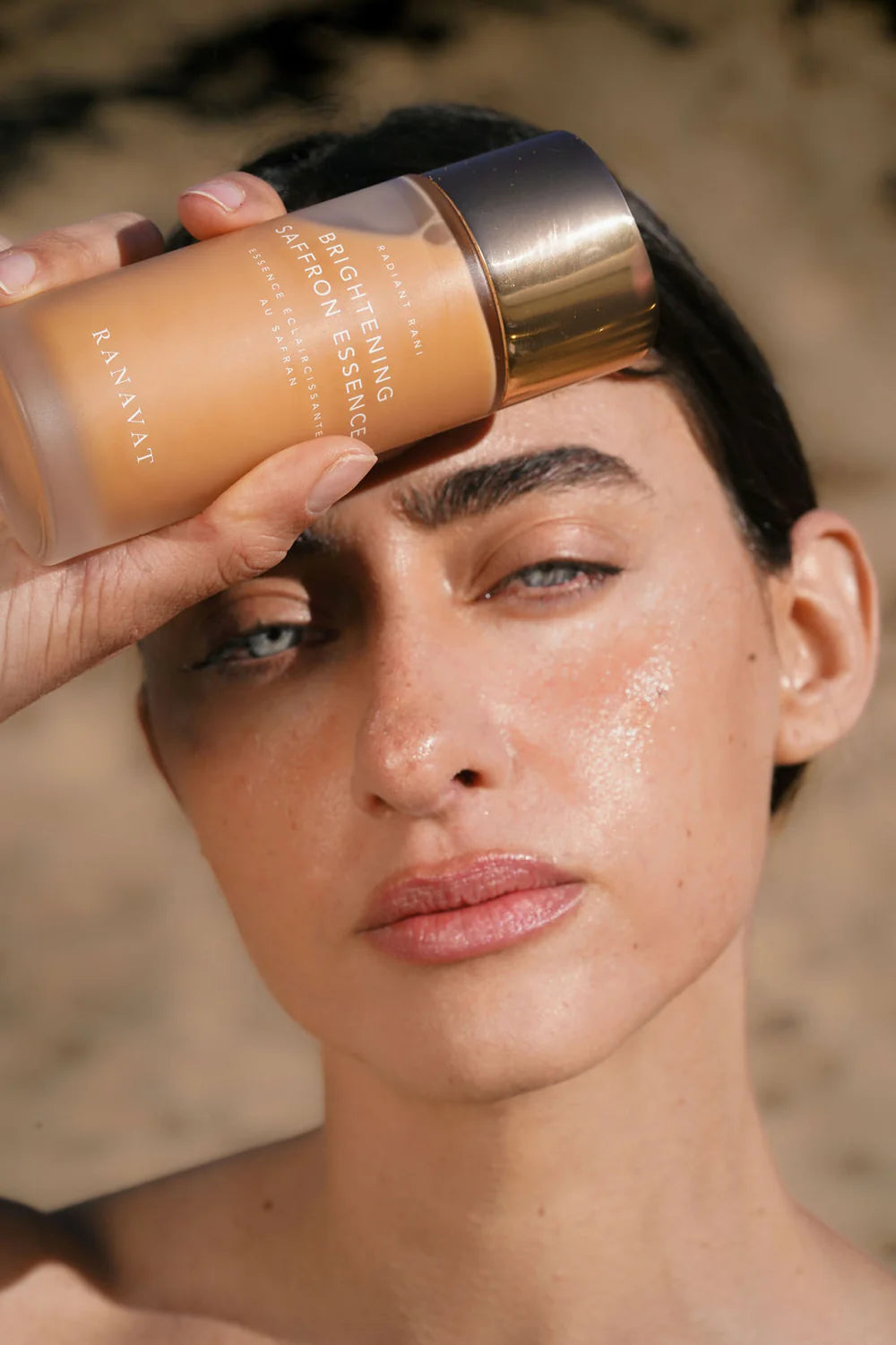 Dankzij de zachte, maar effectieve formule wordt de huid voorbereid op verdere verzorging en voelt deze direct fris en gevoed aan. Ranavat Radiant Rani Brightening Saffron Essence is geschikt voor alle huidtypen, perfect als eerste stap na het reinigen om je huid te laten stralen.