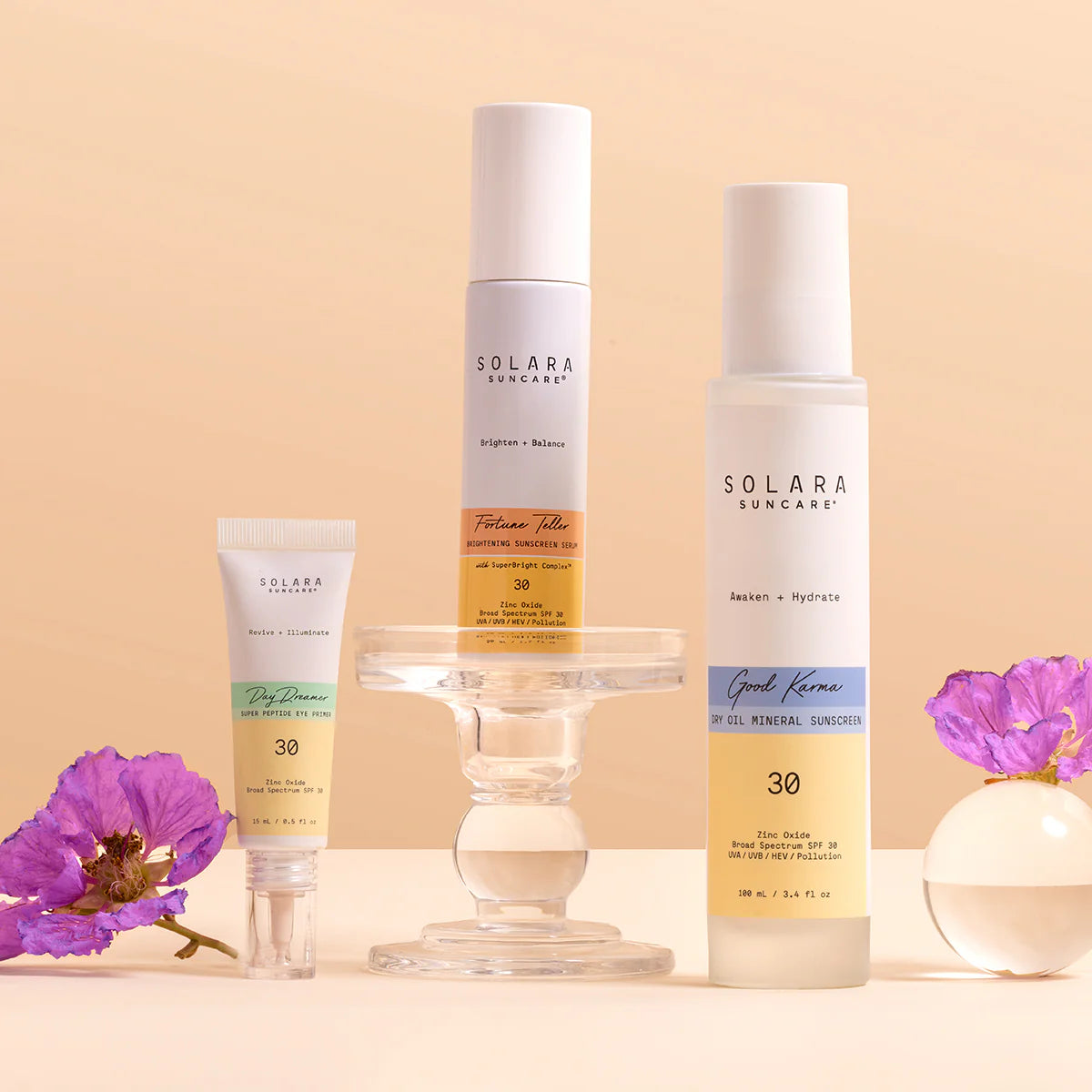 Dit innovatieve Day Dreamer Super Peptide vegan en dierproefvrije Eye Primer van Solara met minerale SPF 30 combineert huidverzorging, zonbescherming en een make-up primer in één slimme stap. De ultralichte formule verkoelt direct, hydrateert intensief en helpt de gevoelige huid rondom de ogen zichtbaar gladder, voller en stralender te maken.
