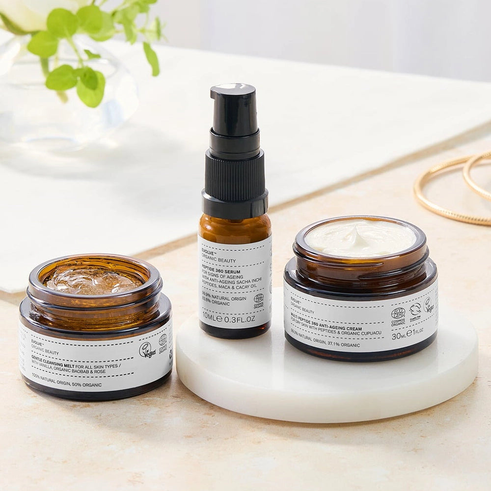 De Evolve Organic Beauty The Age-Defyers Discovery Set is een zorgvuldig samengestelde anti-aging skincare set die gericht is op het verstevigen, hydrateren en verhelderen van de huid. Deze biologisch gecertificeerde gezichtsverzorging is volledig vegan, natuurlijk en cruelty-free, en daarmee perfect voor de bewuste skincareliefhebber.