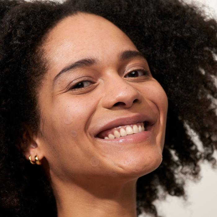 Maak kennis met je nieuwe geheime wapen tegen donkere en rode vlekken! De Post Pimple Patches van Apricot zijn een vegan en dierproefvrije oplossing om hyperpigmentatie en roodheid na puistjes effectief aan te pakken. Deze innovatieve pleisters zijn verrijkt met krachtige ingrediënten zoals alfa-arbutine en niacinamide, die bekend staan om hun huidverlichtende en kalmerende eigenschappen.