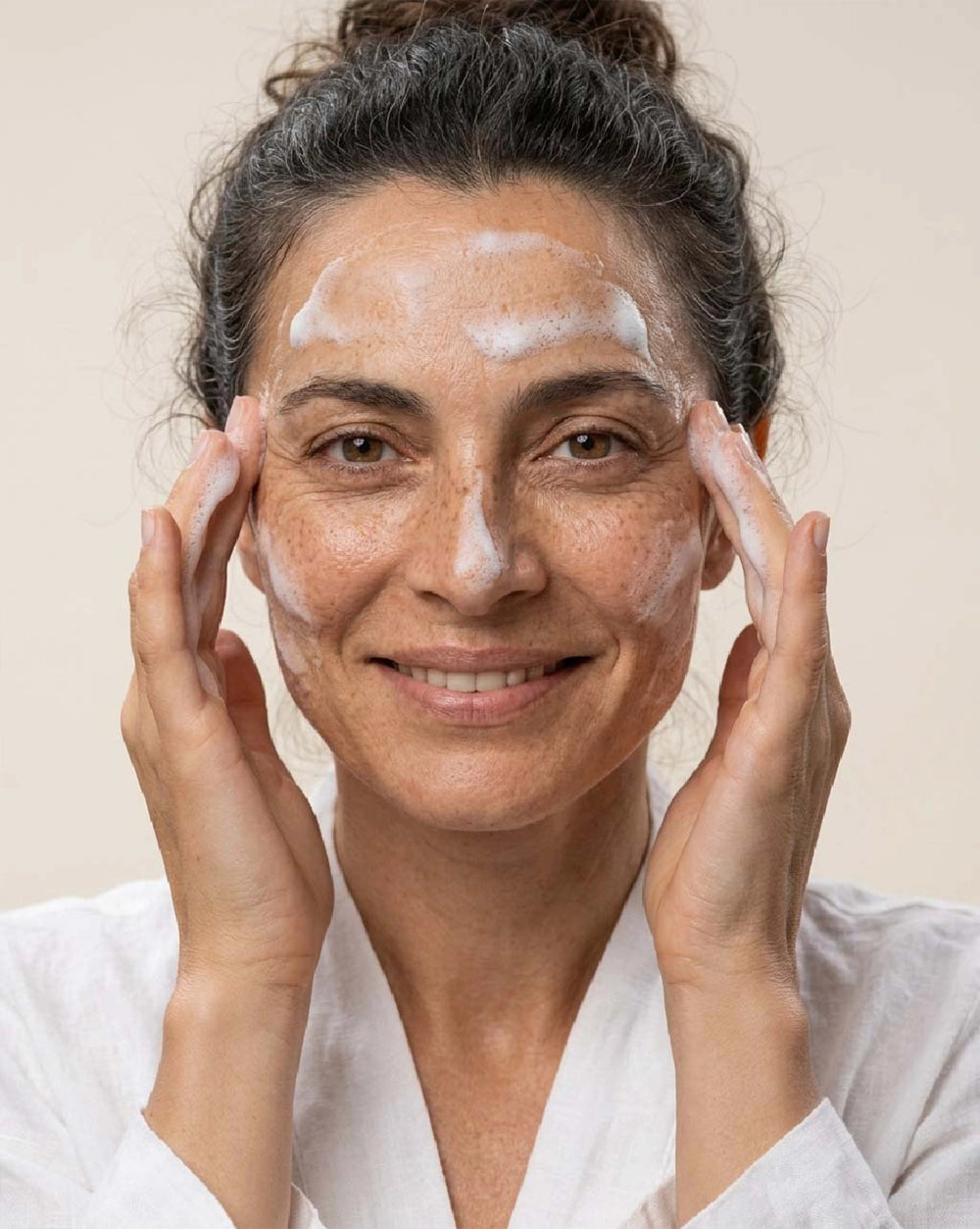 Geef je huid een frisse start met de Apricot Beauty Vegan Face Cleanser, een milde maar effectieve gezichtsreiniger die de huid grondig zuivert zonder haar natuurlijke balans te verstoren. Deze zachte reinigingsgel verwijdert overtollig talg, make-upresten en dagelijkse onzuiverheden, terwijl de huid schoon, comfortabel en zichtbaar frisser aanvoelt.
Geheel dierproefvrij en clean.