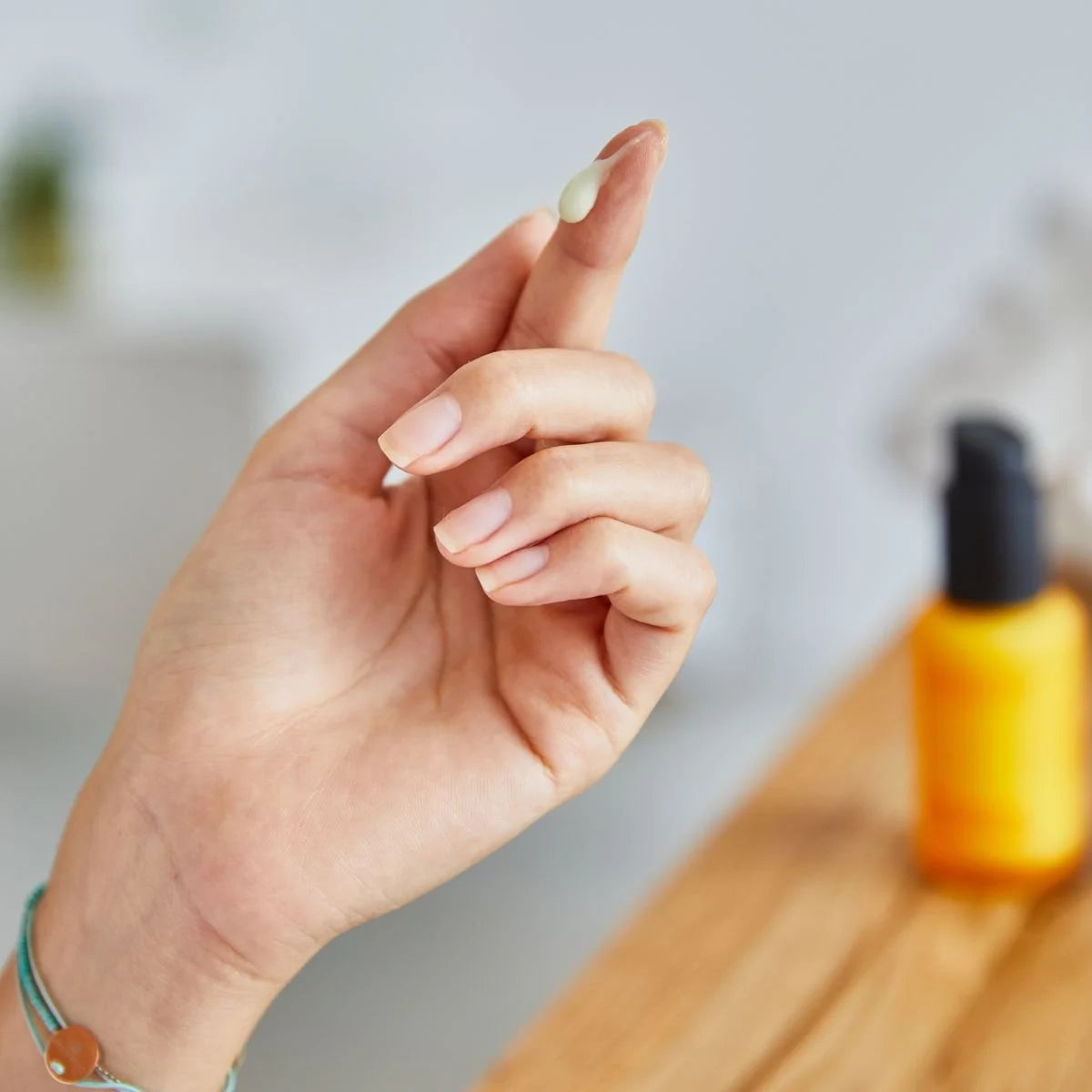 De textuur van de Curcuma Matata crème is licht en zijdeachtig, waardoor deze gemakkelijk in de huid wordt opgenomen. Het laat geen vettig of plakkerig gevoel achter en is daarom geschikt voor dagelijks gebruik, zowel 's ochtends als 's nachts.