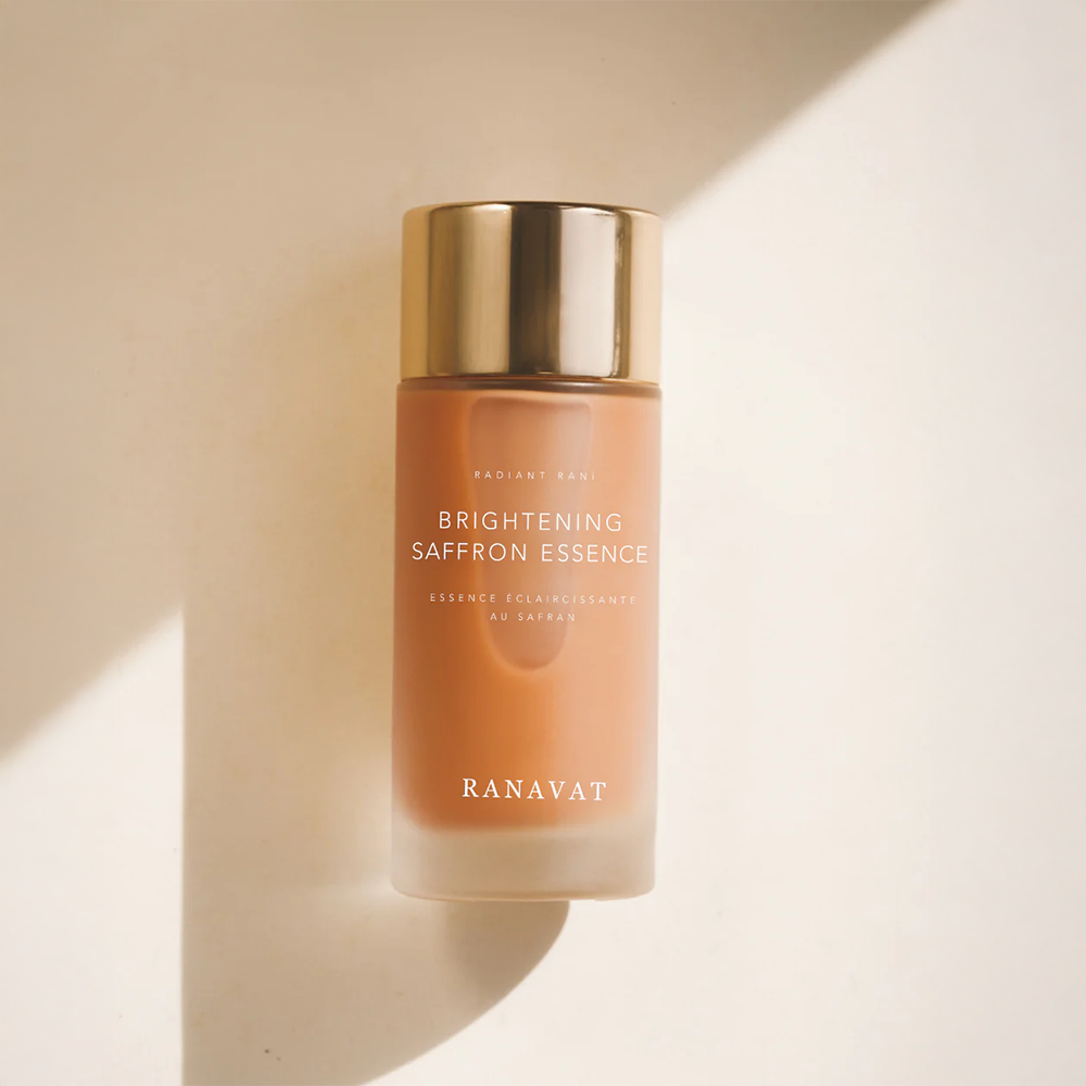 Ervaar de kracht van saffraan met de Brightening Saffron Essence – een luxe, verhelderende essence die de huid revitaliseert en hydrateert. Verrijkt met zuiver saffraan, Niacinimide en Rode Algen, helpt deze essence om de huid te kalmeren, een egale teint te bevorderen en een natuurlijke glow te onthullen. De Saffron Essence helpt bij het verminderen van donkere vlekken en zorgt op lange termijn voor een stralendere en egalere huid.