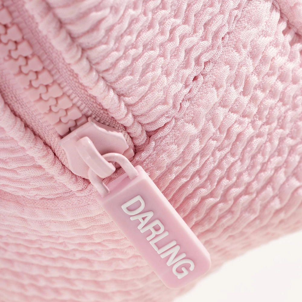 De Darling À La Plage Summer Kit is dé must-have set voor een zorgeloze zomer vol bescherming, verzorging en glow. Deze limited edition kit bevat drie Darling bestsellers in handige travel size verpakkingen, verpakt in een stijlvolle en herbruikbare pouch – ideaal voor stranddagen, vakanties of je handtas.