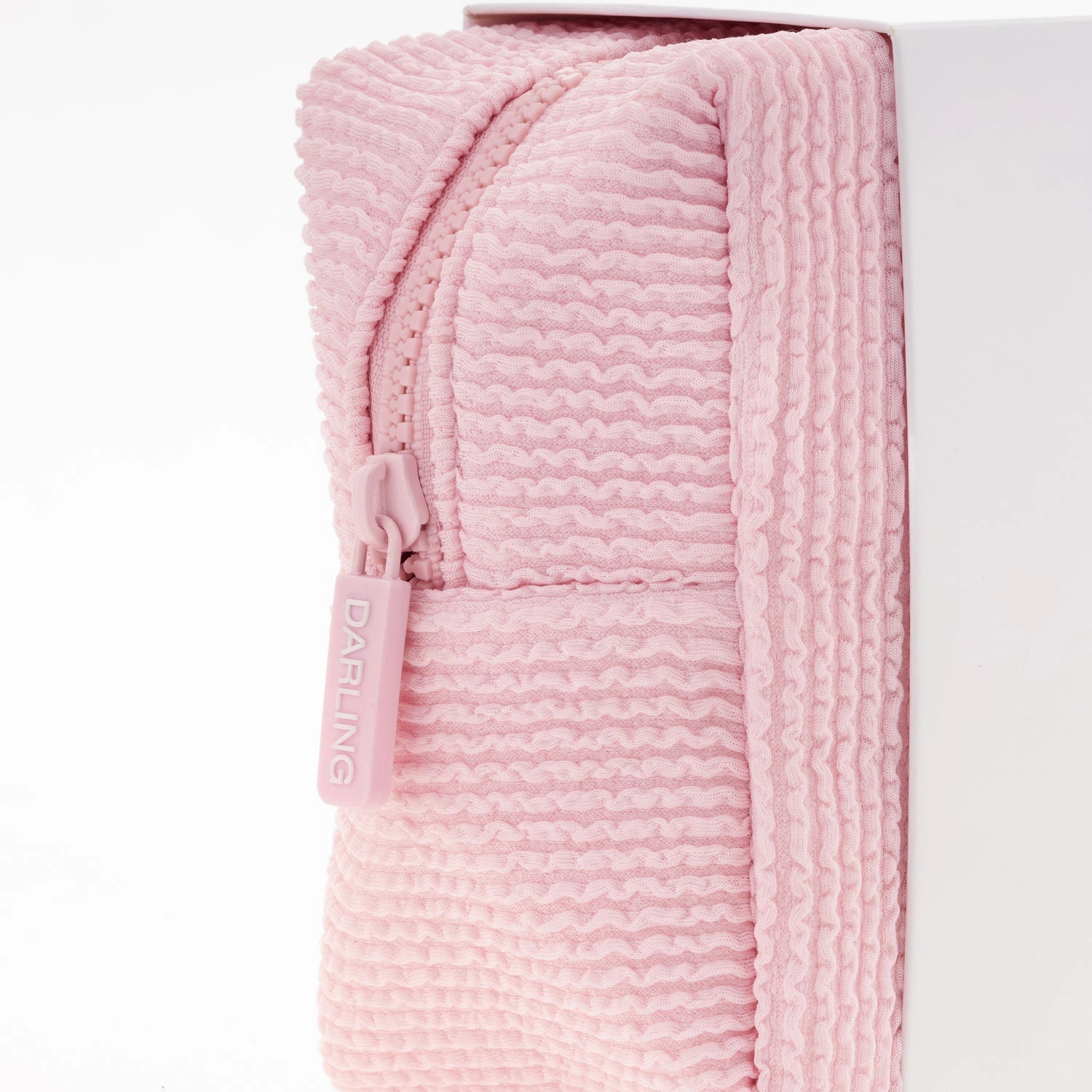 De Darling À La Plage Summer Kit is dé must-have set voor een zorgeloze zomer vol bescherming, verzorging en glow. Deze limited edition kit bevat drie Darling bestsellers in handige travel size verpakkingen, verpakt in een stijlvolle en herbruikbare pouch – ideaal voor stranddagen, vakanties of je handtas.