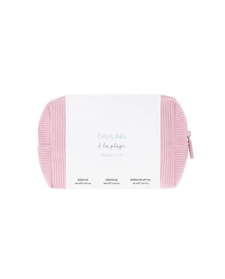 De Darling À La Plage Summer Kit is dé must-have set voor een zorgeloze zomer vol bescherming, verzorging en glow. Deze limited edition kit bevat drie Darling bestsellers in handige travel size verpakkingen, verpakt in een stijlvolle en herbruikbare pouch – ideaal voor stranddagen, vakanties of je handtas.